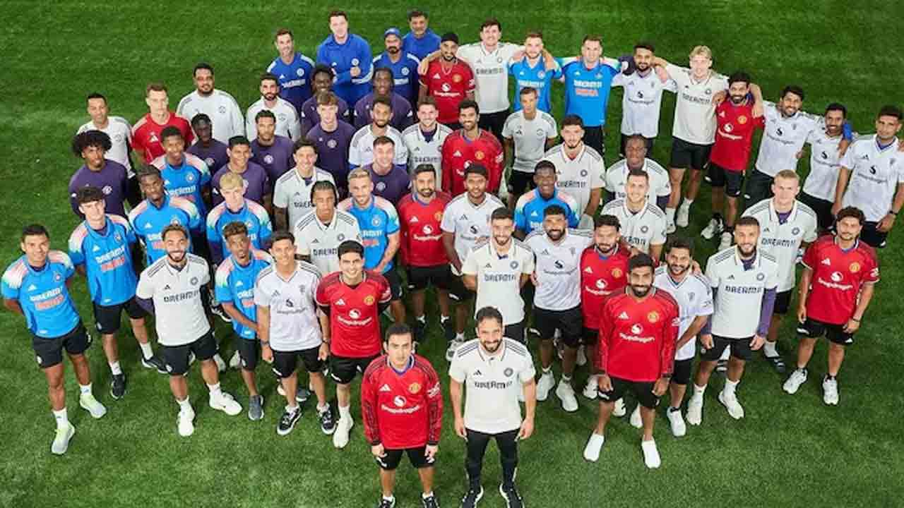 Team India | ఫుట్‌బాల్, క్రికెట్ స్టార్లు ఒక్కచోట.. జెర్సీలు మార్చుకొని పోజిచ్చారిలా.!