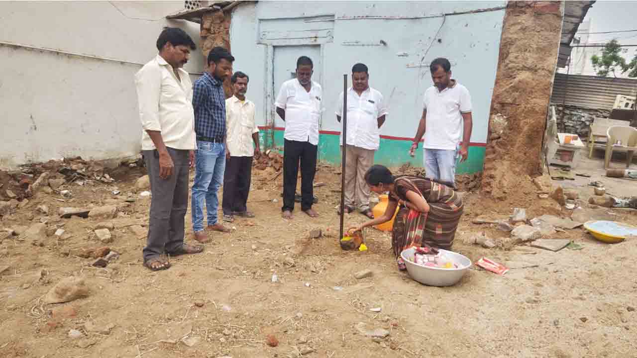 కాంగ్రెస్‌ కబంధ హస్తాల్లో.. ఇందిరమ్మ ఇండ్లు