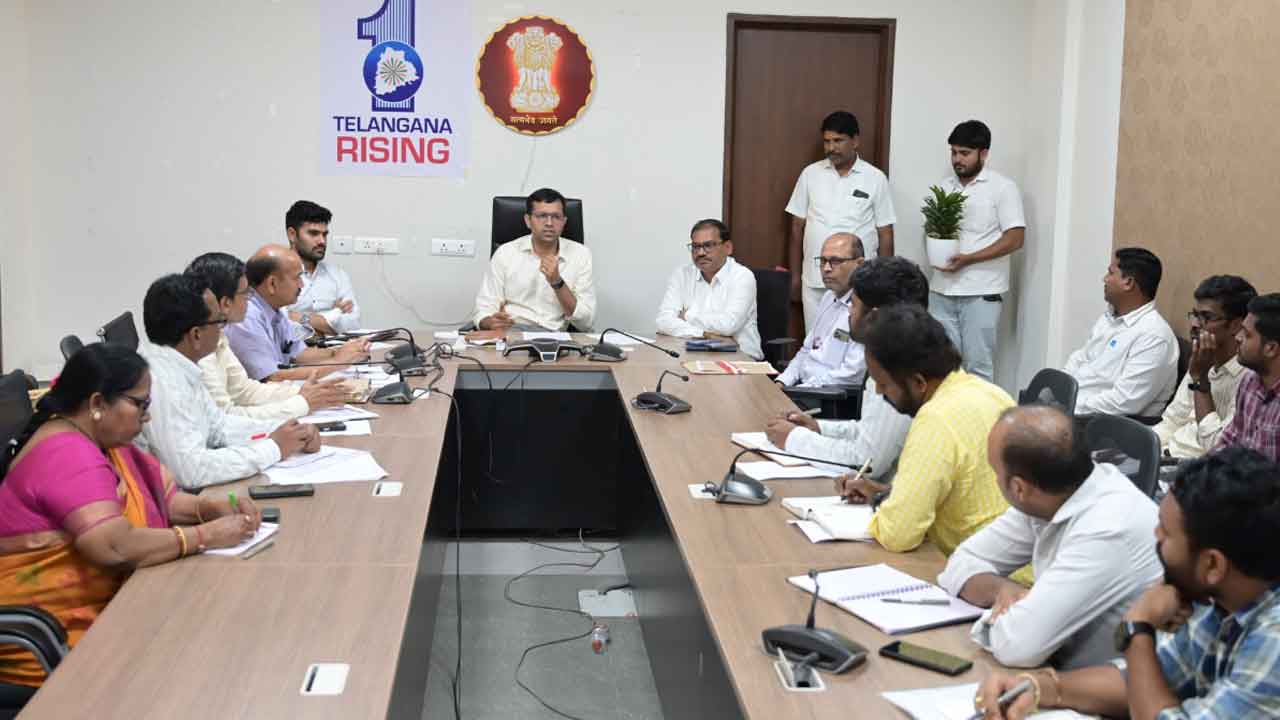 ఇందిరమ్మ ఇండ్ల నిర్మాణ పనులు త్వరగా పూర్తి చేయాలి : కలెక్టర్‌ ప్రతీక్‌జైన్‌