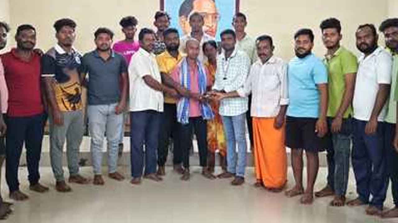 Suryapet | స్నేహితుని కుటుంబానికి ఆర్థిక సాయం అందజేత