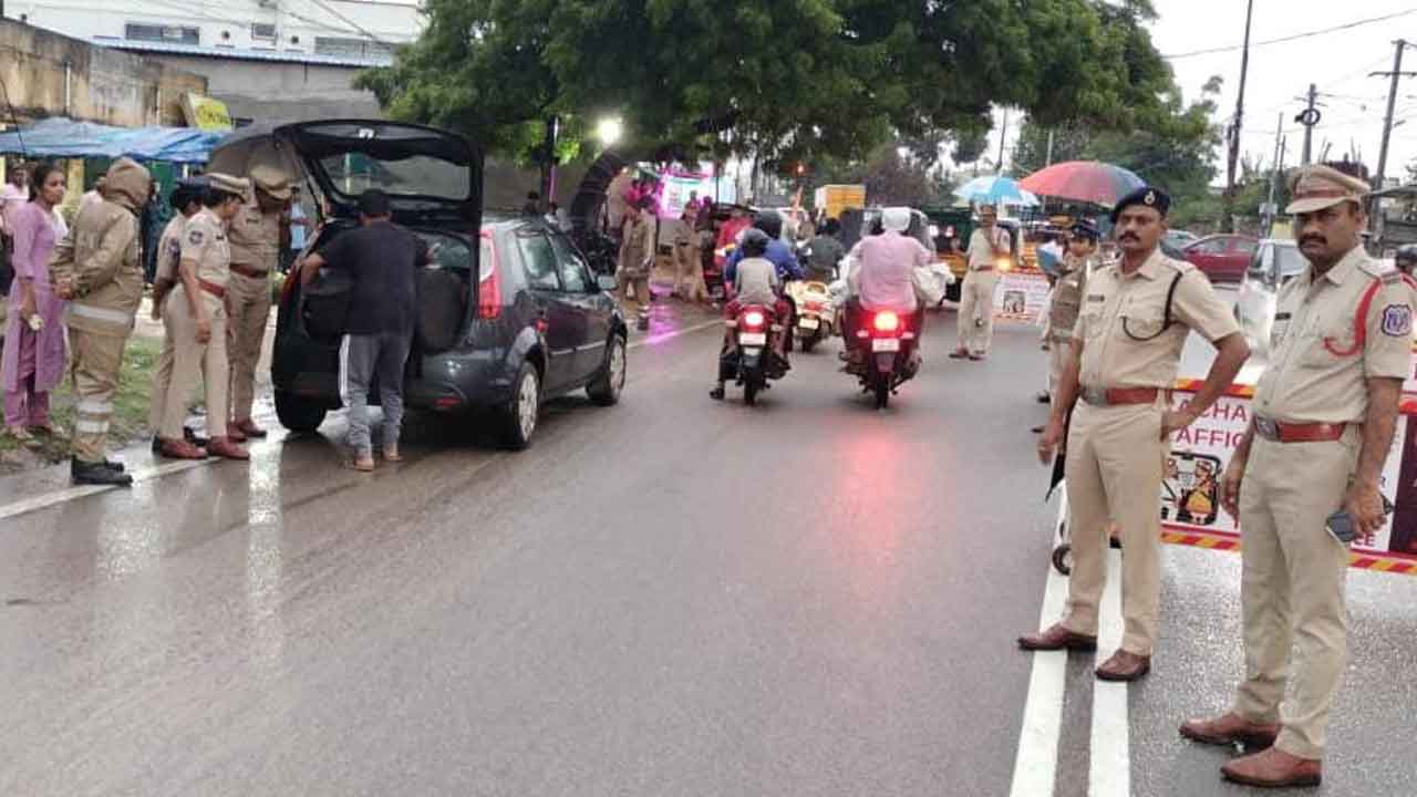 Jawaharnagar | సరైన పత్రాలు లేని వాహనాలను జఫ్తు చేస్తాం : ఎస్‌హెచ్‌వో సైదయ్య