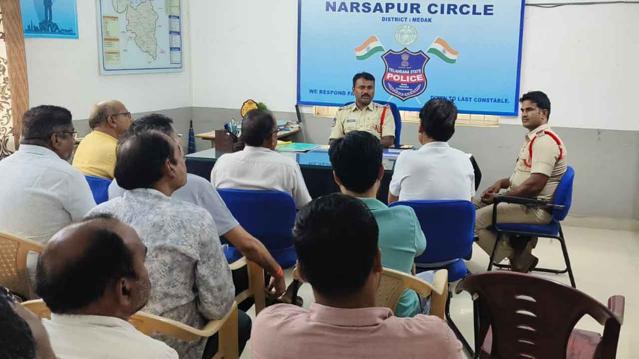 Narsapur | నగల దుకాణాదారులు జాగ్రత్త వహించాలి : సీఐ జాన్ రెడ్డి