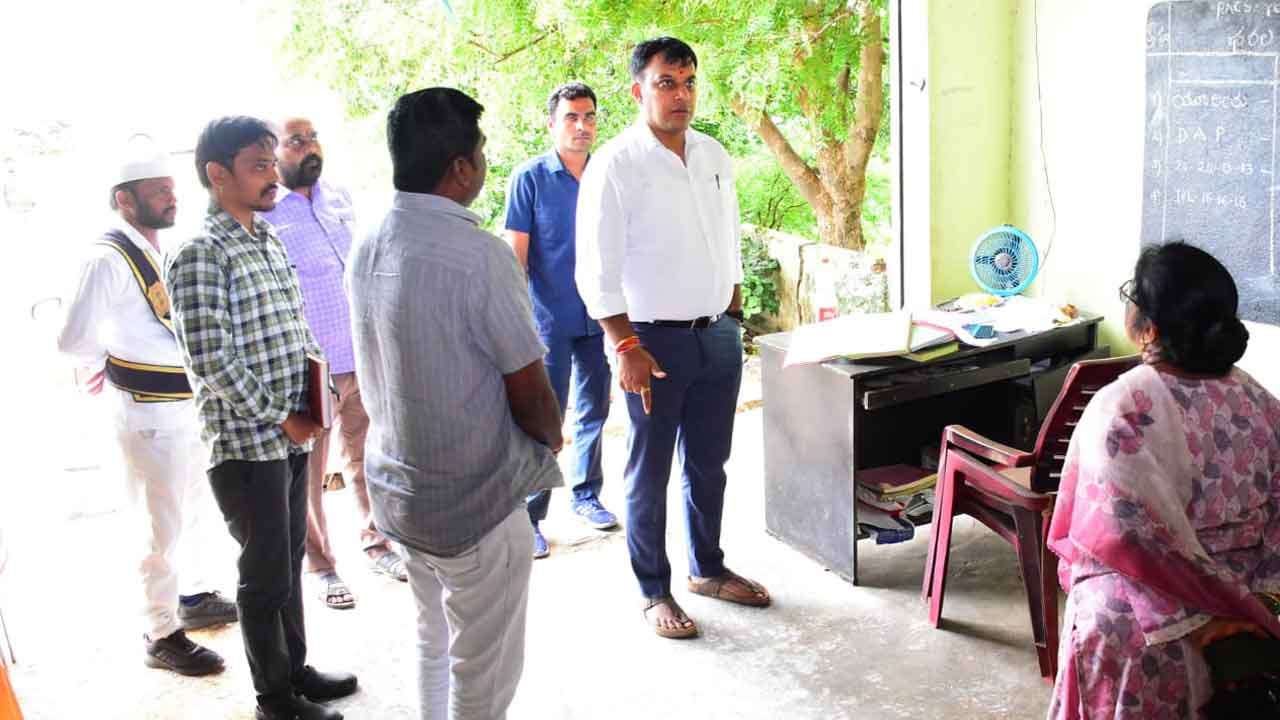 Collector Sandeep Kumar Jha | ఫర్టిలైజర్‌ షాపులను తనిఖీ చేసిన కలెక్టర్‌ సందీప్‌కుమార్‌ ఝా