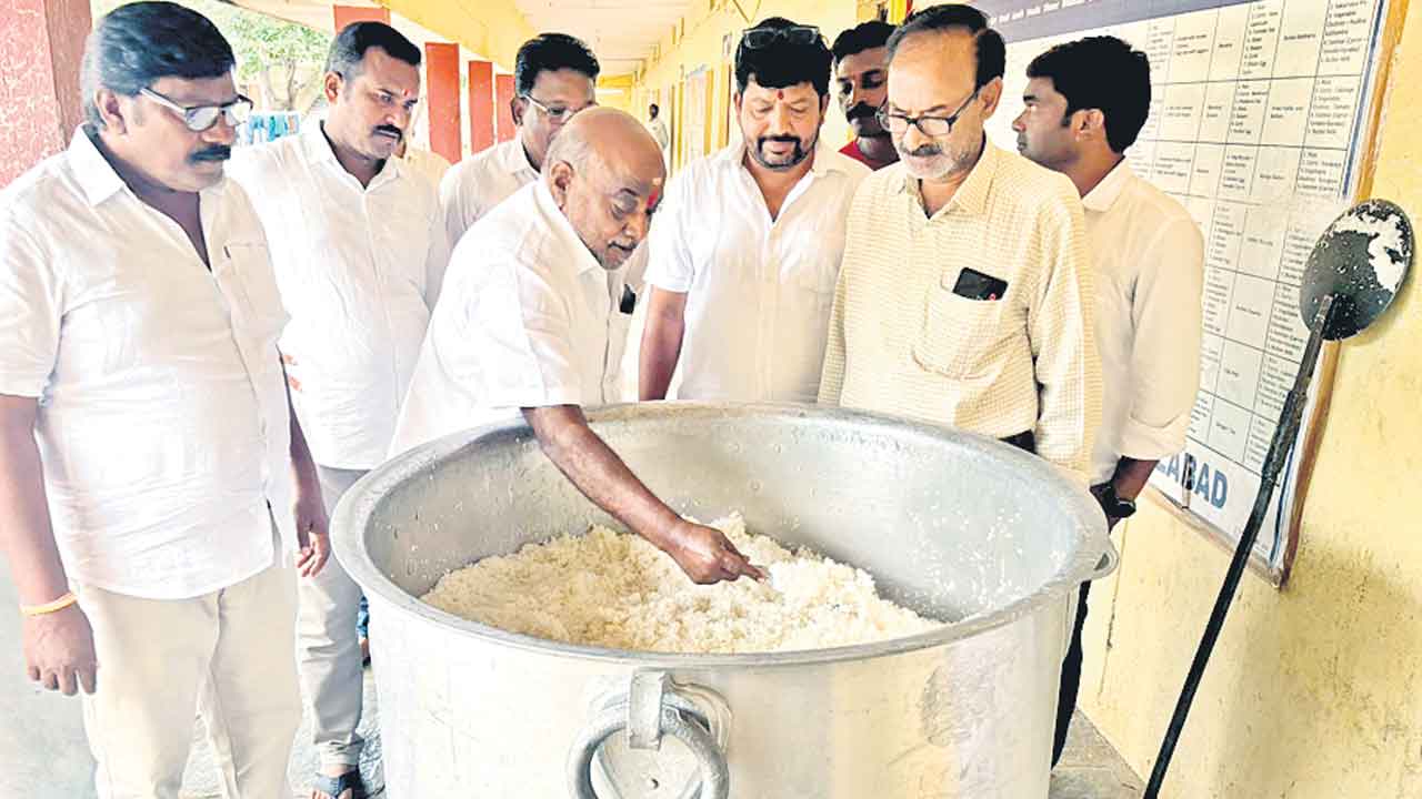 నాణ్యమైన విద్యతోపాటు వసతులు కల్పించాలి