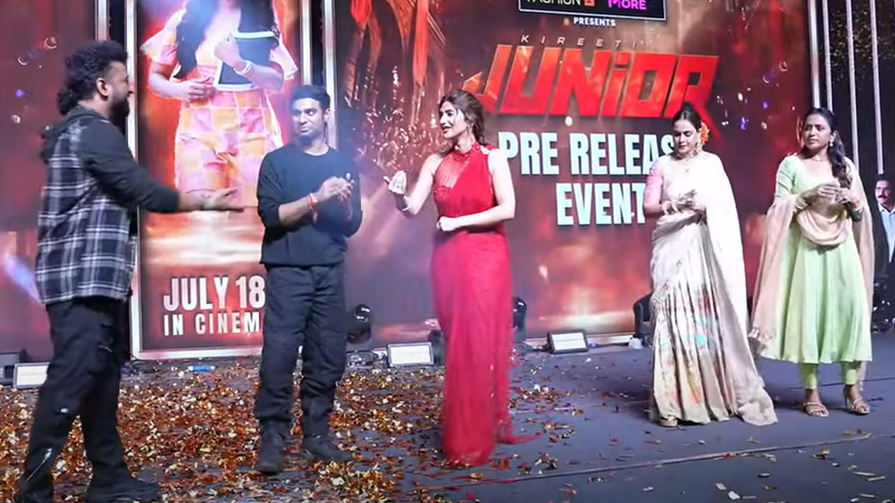 Sreeleela | స్టేజ్‌పై సుమ‌తో క‌లిసి జెనీలియా, శ్రీలీల డ్యాన్స్‌తో చిత‌క్కొట్టేశారుగా..!