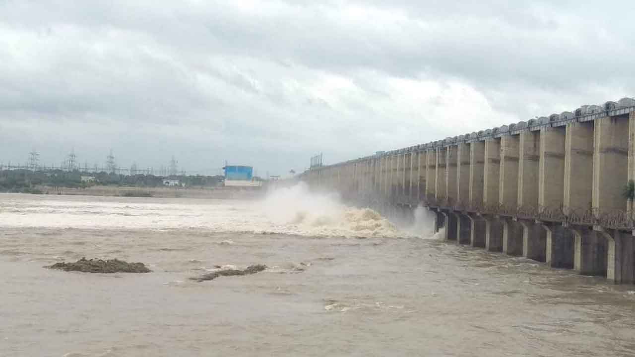 జూరాలకు పోటెత్తిన వరద