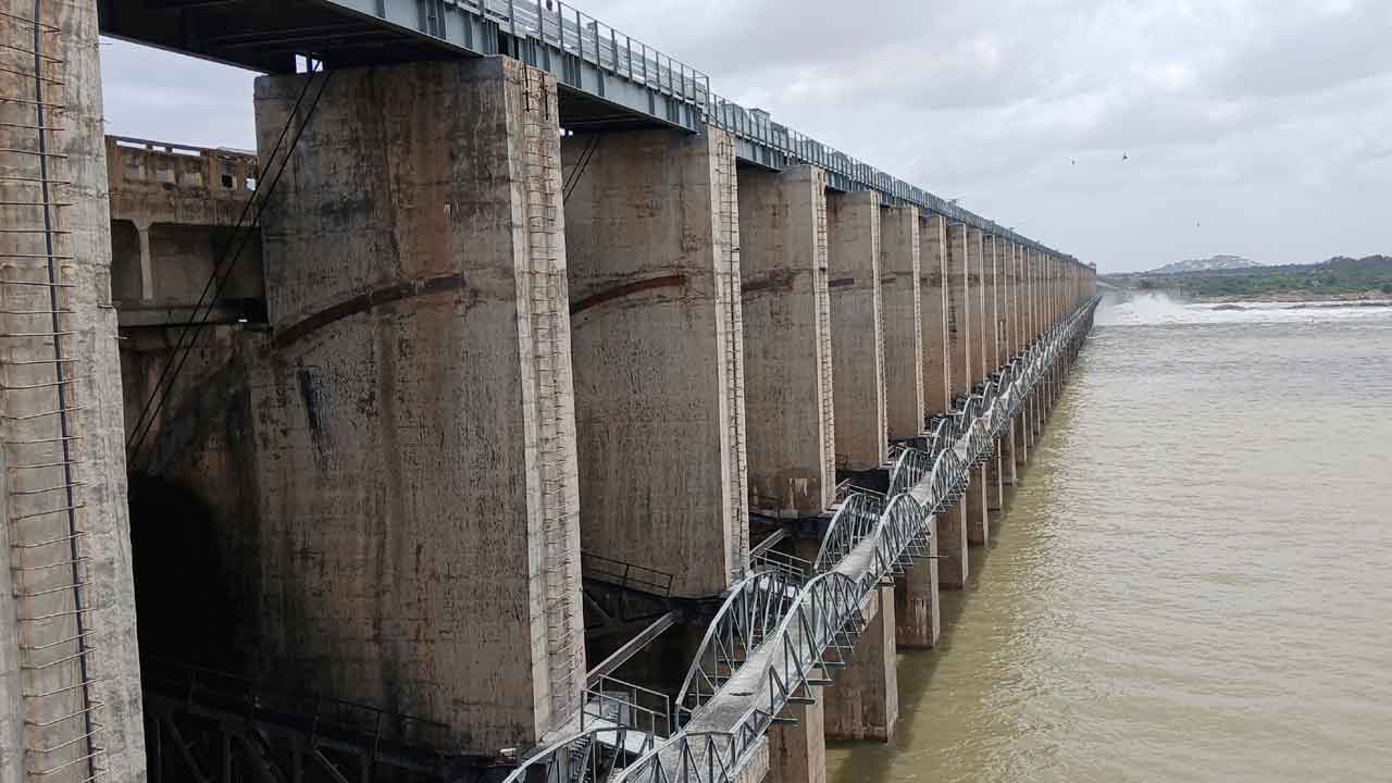 ప్రాజెక్టులకు కొనసాగుతున్న వరద