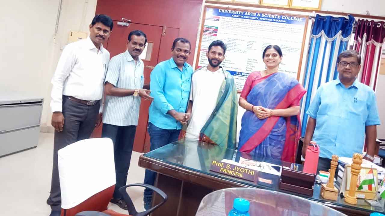 Arts College | ఆర్ట్స్ కాలేజీ​‍విద్యార్థికి ఢిల్లీ వర్సిటీలో సీటు .. అభినందించిన ప్రిన్సిపాల్ జ్యోతి