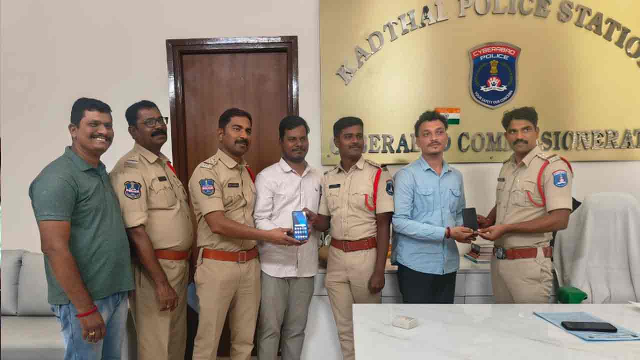 పొగొట్టుకున్న సెల్‌ఫోన్లు అప్పగింత.. పోలీసుల‌కు బాధితుల కృత‌జ్ఞ‌త‌లు