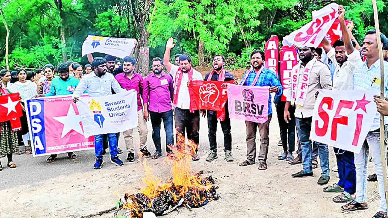 కాకతీయ యూనివర్సిటీలో విద్యార్థుల ఆందోళన