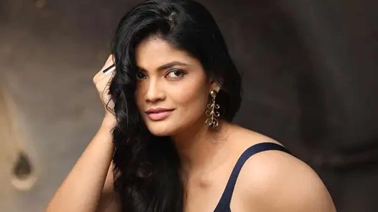 Kalpika Ganesh | సిగరెట్‌ తెస్తారా.. తేరా.. మొయినాబాద్‌ రిసార్టులో సినీ నటి కల్పిక హంగామా