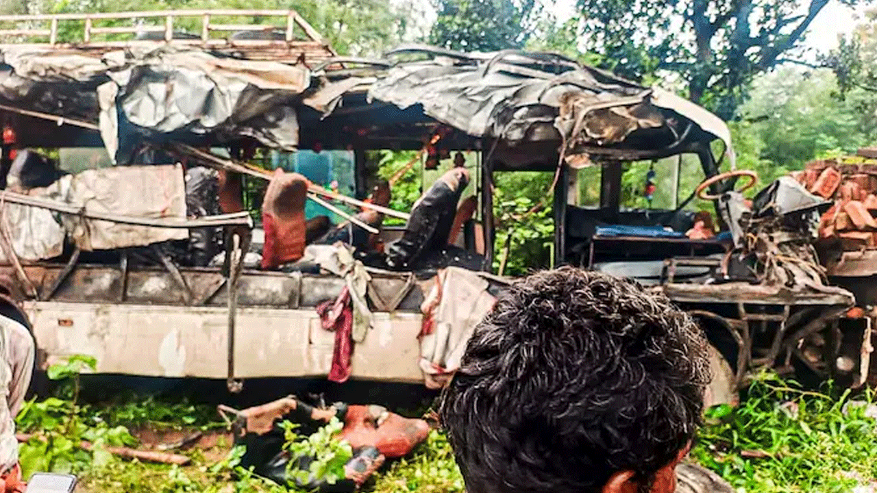 Kanwariyas: క‌న్వ‌రియాల‌తో వెళ్తున్న బ‌స్సును ఢీకొన్న ట్ర‌క్కు.. 18 మంది మృతి