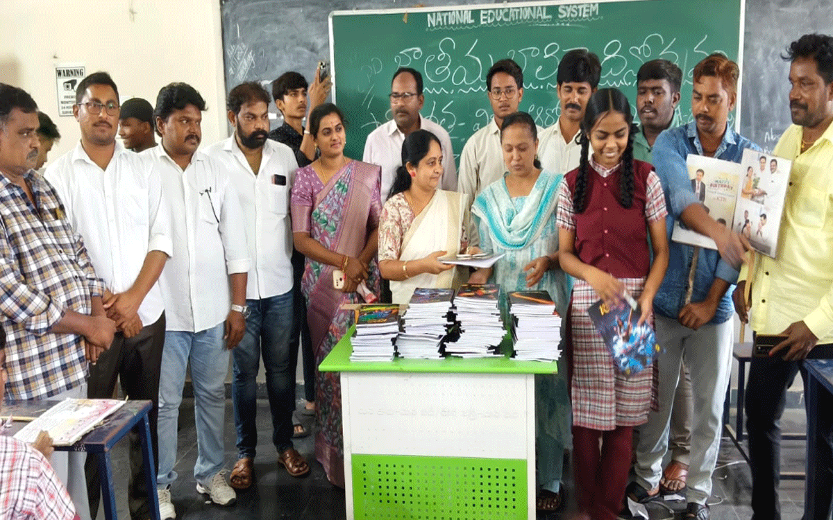 Kothagudem Urban : విద్యార్థులకు నోట్‌బుక్స్‌, రోగుల‌కు పండ్లు పంపిణీ