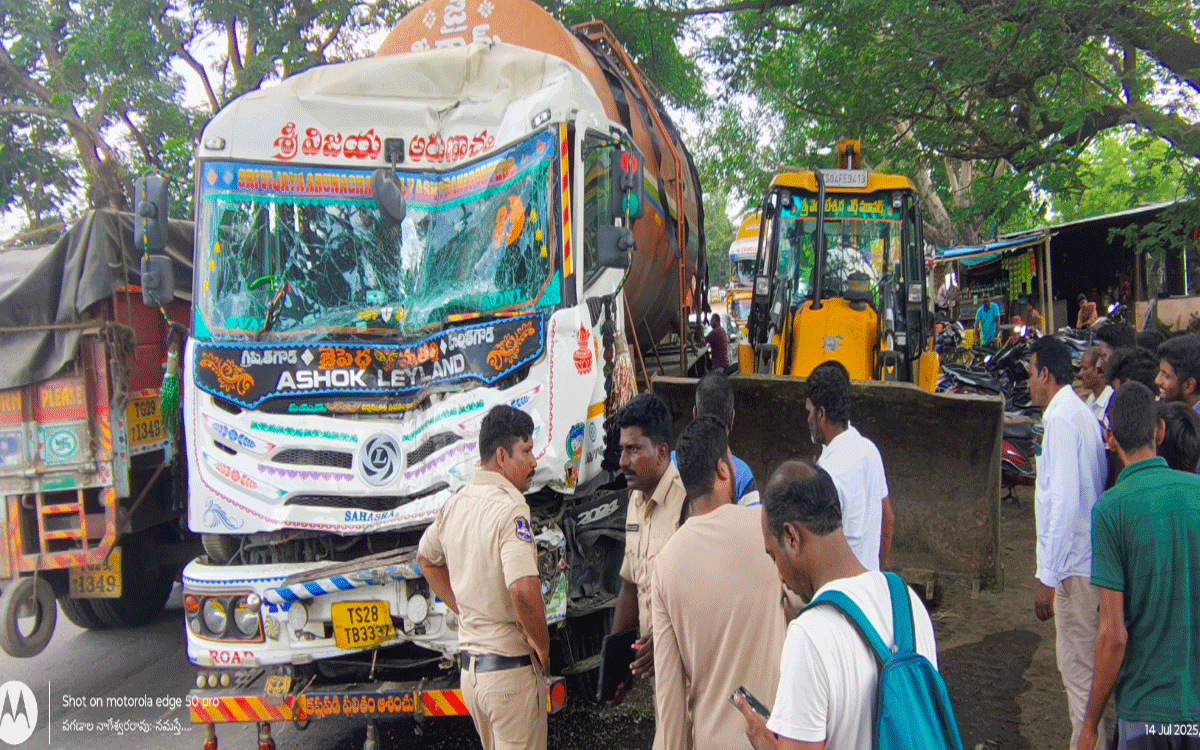 Karepalli : ఆగి ఉన్న ఆర్టీసీ బస్సును ఢీకొన్న లారీ.. ఇద్దరికీ తీవ్ర గాయాలు