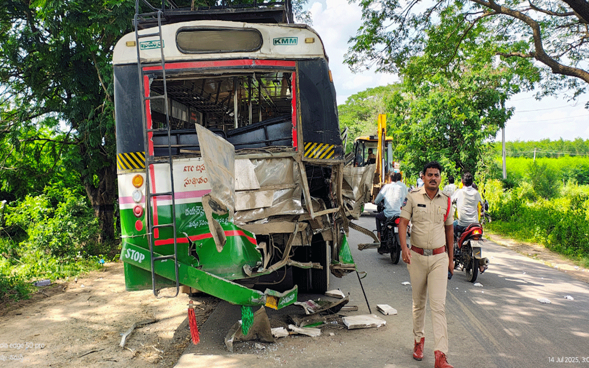 Karepalli : ఆగి ఉన్న ఆర్టీసీ బస్సును ఢీకొన్న లారీ.. ఇద్దరికీ తీవ్ర గాయాలు