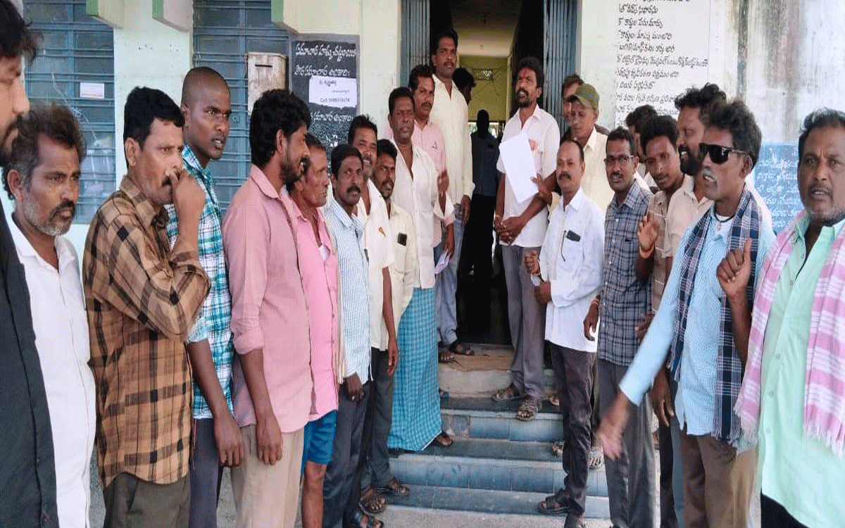 Karepalli : చెరువులో మ‌ట్టి అక్రమ తవ్వకాలు ఆపాలని ధర్నా