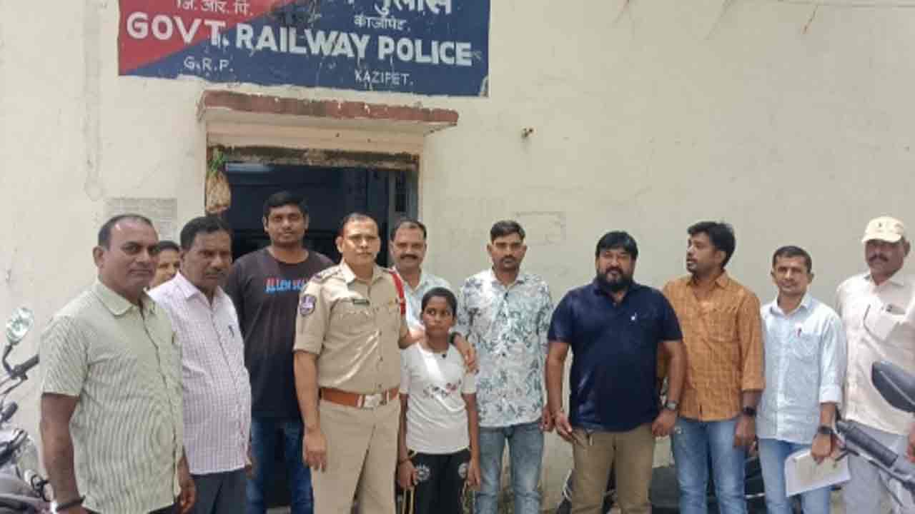 Telangana Express | తెలంగాణ ఎక్స్ప్రెస్లో బాలుడి పరార్.. గుర్తించి జీఆర్పీకి అప్పగించిన ప్రయాణికులు