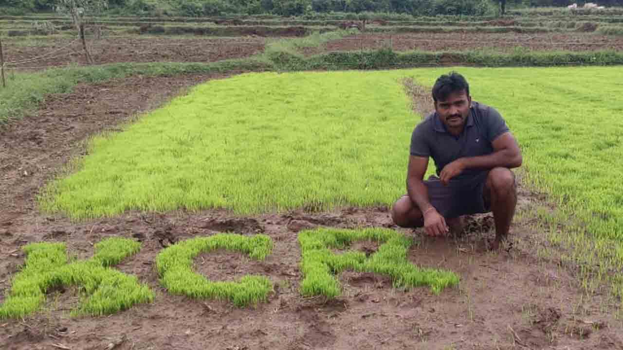 KCR | గుండె నిండా కేసీఆర్… వరి నారుతో పేరు రాసి అభిమానాన్ని చాటుకున్న గిరిజన రైతు