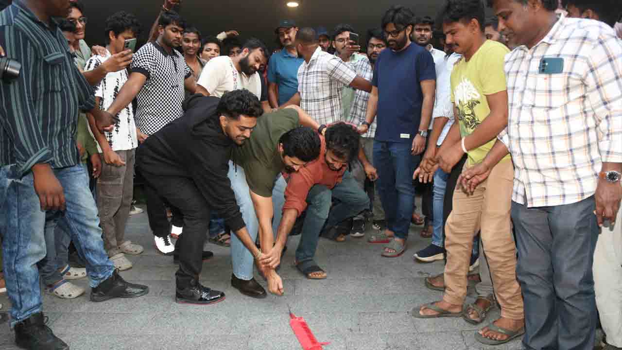 kingdom | సెలబ్రేషన్స్‌ మూడ్‌లో విజయ్‌ దేవరకొండ కింగ్‌డమ్‌ టీం