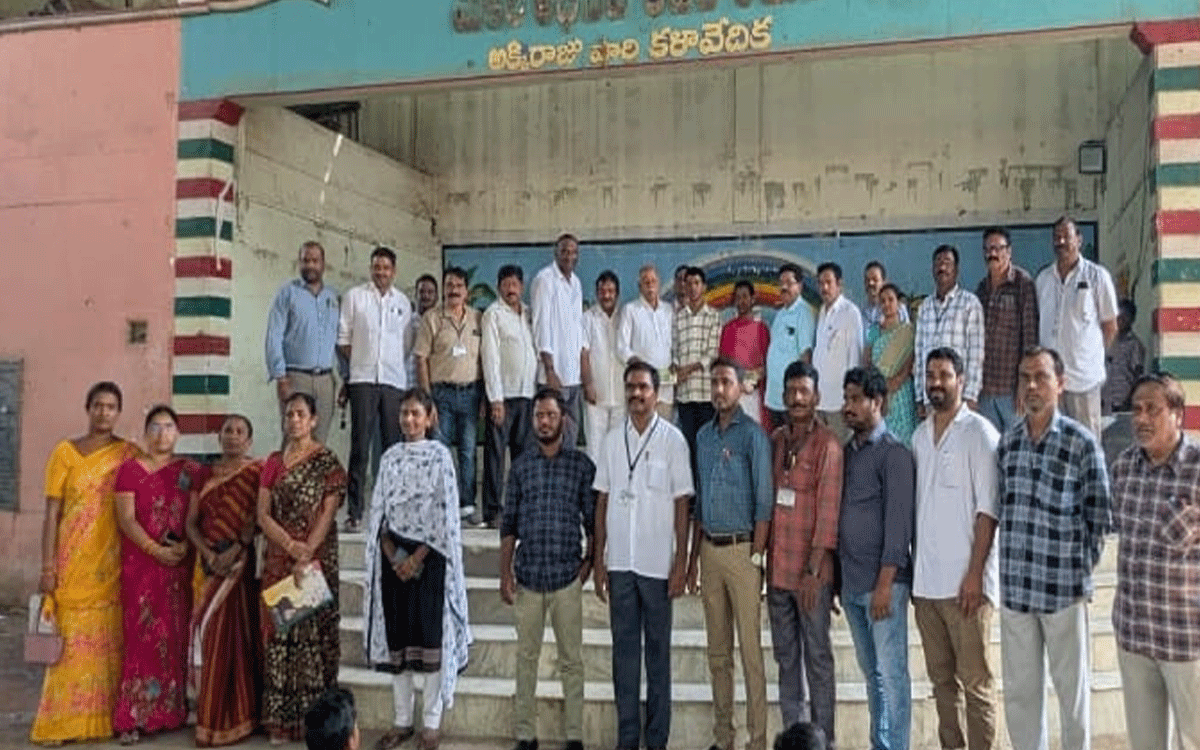 Kodada : తల్లిదండ్రుల ఆకాంక్షలు నెరవేర్చాలి : ఎర్నేని