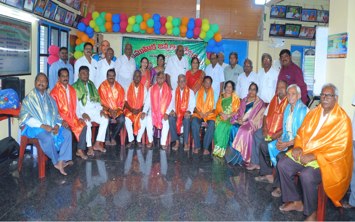 Kodada : పెన్షనర్లు సామాజిక సేవలో ముందుండాలి : రావెళ్ల సీతారామయ్య