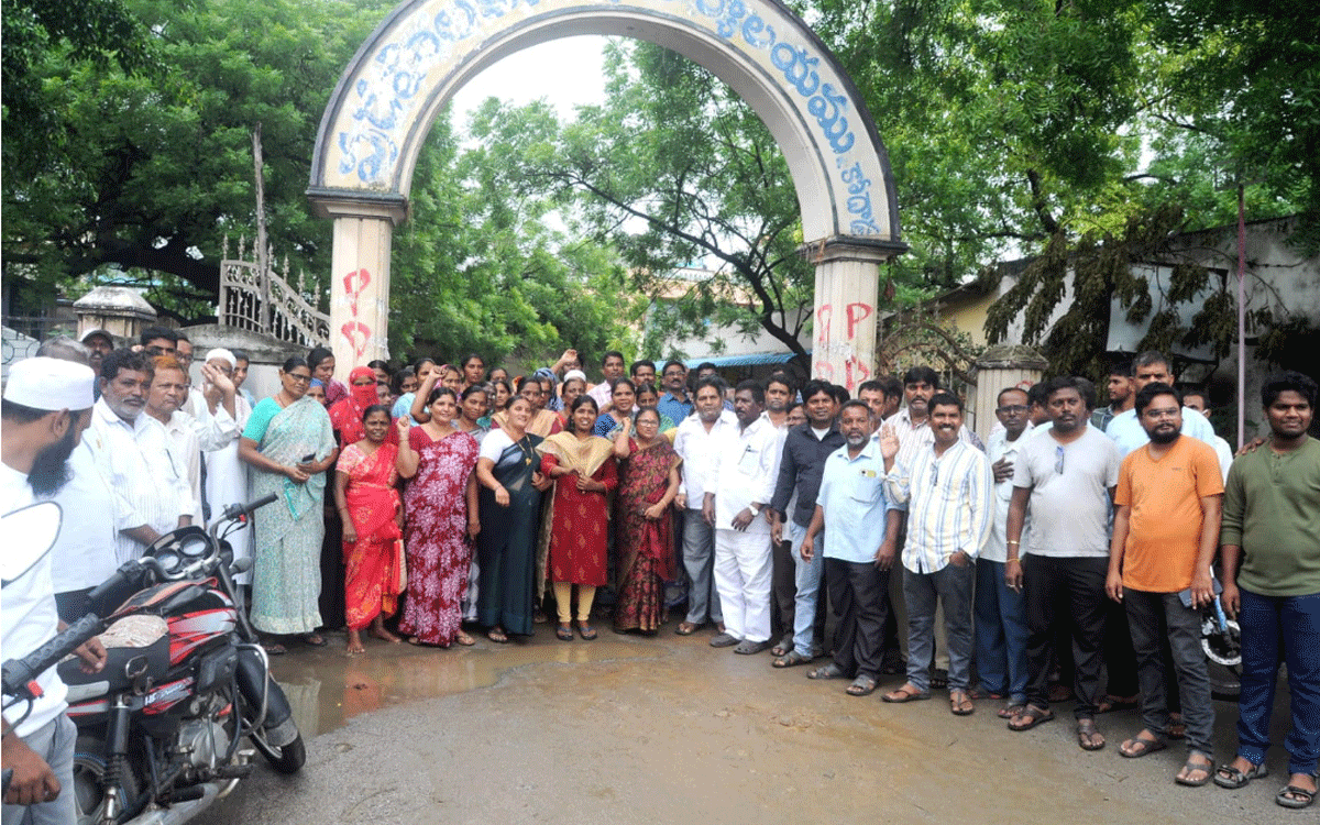 Kodada : కోదాడ మున్సిపాలిటీ కార్యాలయం ఎదుట చిరు వ్యాపారుల నిరసన