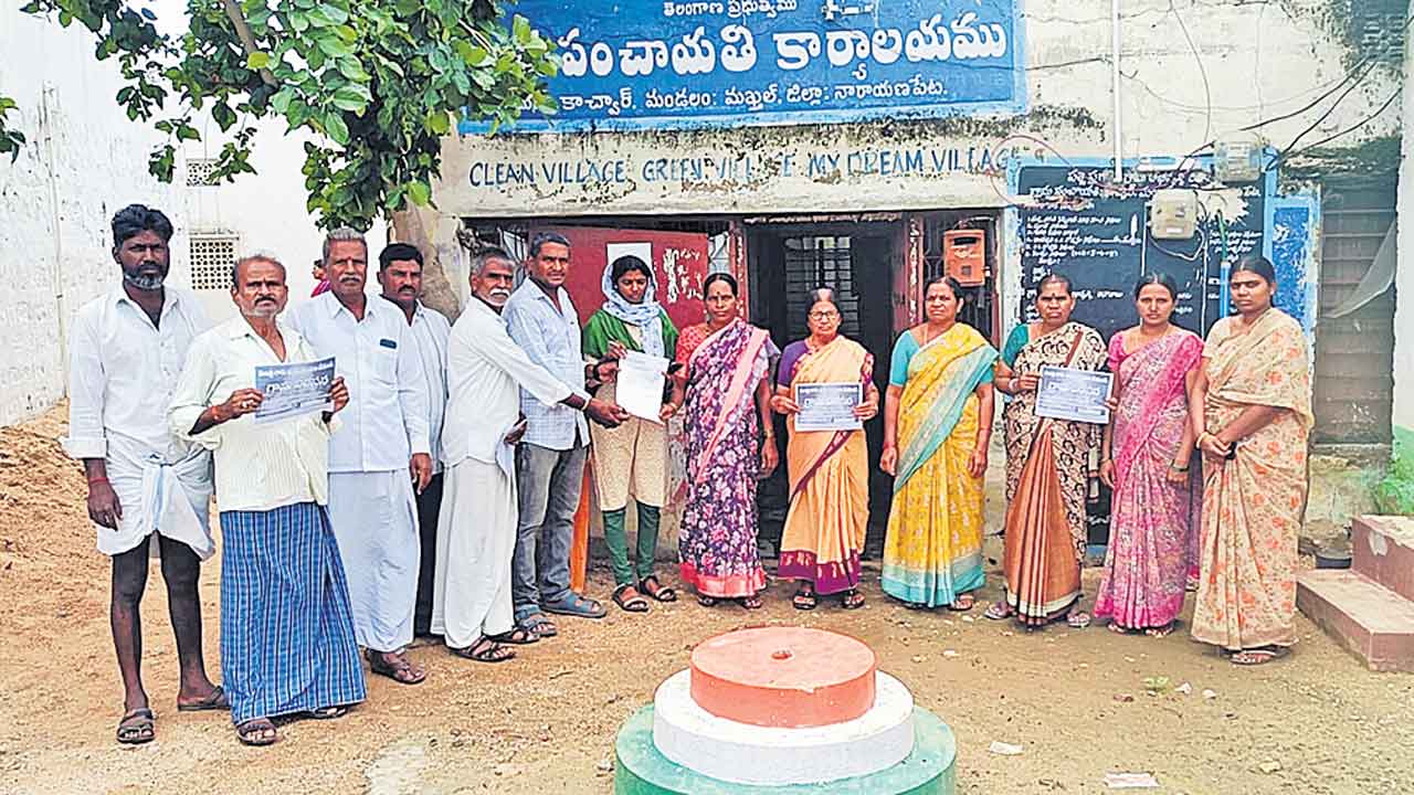 పరిహారంకోసం ప్లకార్డులతో నిరసన