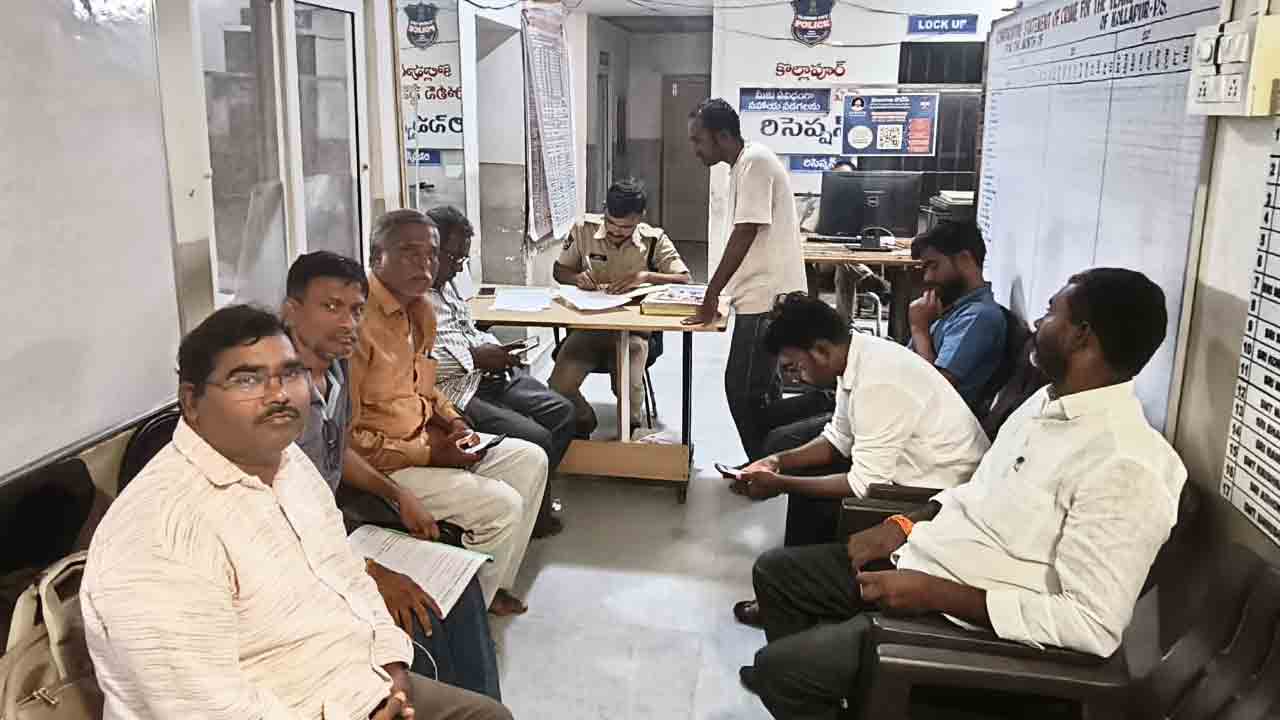 Kollapur | పత్రిక స్వేచ్ఛకు సంకెళ్లు.. కొల్లాపూర్లో అర్ధరాత్రి జర్నలిస్టుల అరెస్టు