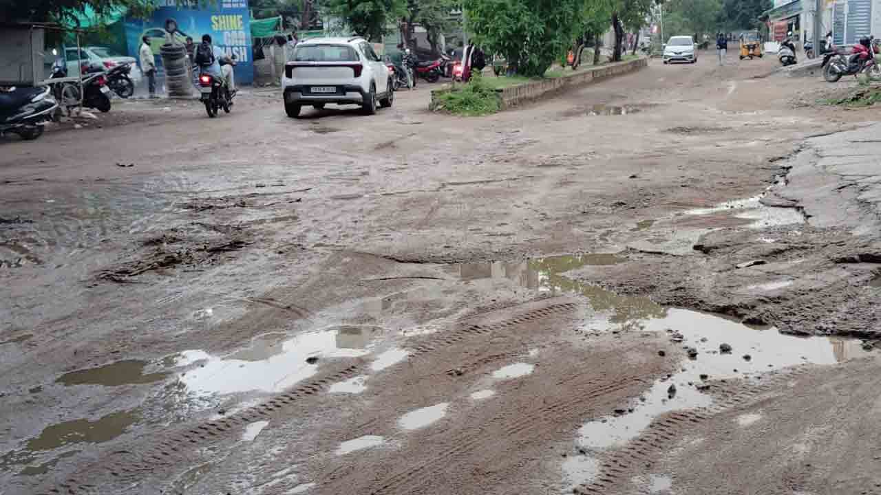 kompally roads | కొంపల్లి జయభేరిలో గుంతల మయంగా మారిన అంతర్గత రోడ్లు..!