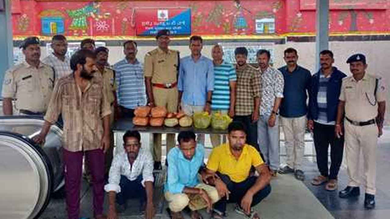 Konark Express | కోణార్క్ ఎక్స్‌ప్రెస్‌లో గంజాయి స్వాధీనం.. నలుగురు నిందితుల అరెస్ట్