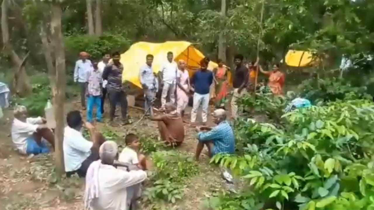 మంత్రి సీతక్క నిర్లక్ష్యం.. ఊరు ఖాళీ చేసి వెళ్తున్న ప్రజలు