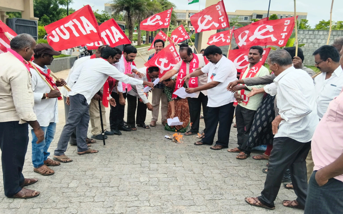 Kothagudem Urban : పెంచిన పని గంటలను రద్దు చేయాలని కార్మిక సంఘాల నిరసన