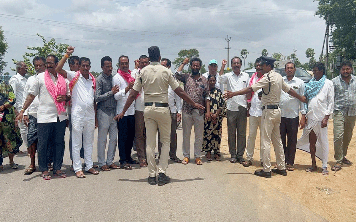 Garidepalli : సర్వారం పీఏసీఎస్ చైర్మ‌న్ ఎన్నిక తీరుపై బీఆర్ఎస్ నాయ‌కుల నిర‌స‌న‌