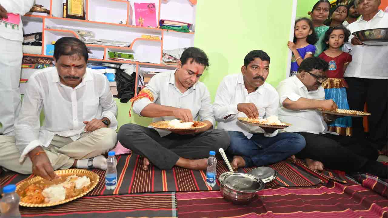 అంబేద్కర్ సాక్షిగా దళిత బిడ్డకు సన్మానం.. ముదాం సాయిలు ఇంట్లో కేటీఆర్ సహపంక్తి భోజనం