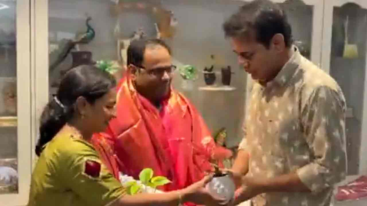 KTR | గిఫ్ట్ ఏ స్మైల్‌తో పేద విద్యార్థినికి సాయం.. వైద్య దంపతులను అభినందించిన కేటీఆర్