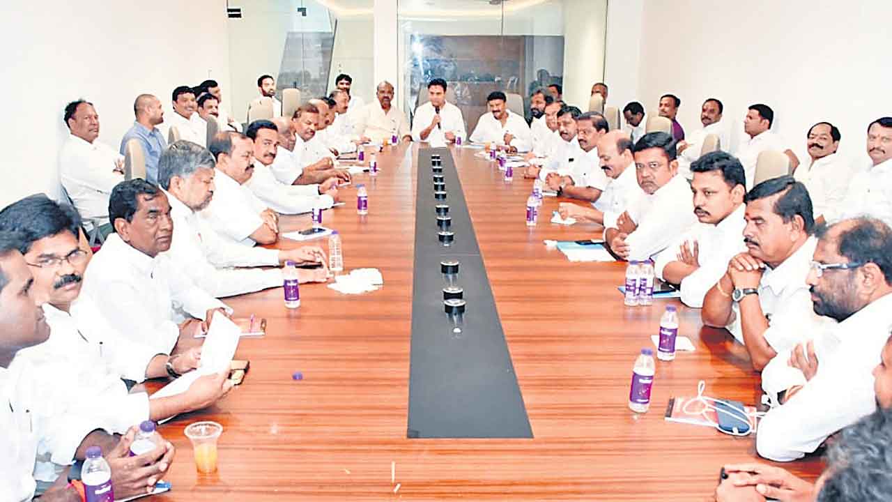 Congress Govt | బీసీలను మోసగించడమే కాంగ్రెస్‌ నైజం.. ప్రభుత్వం వైఖరిపై చర్చ..!