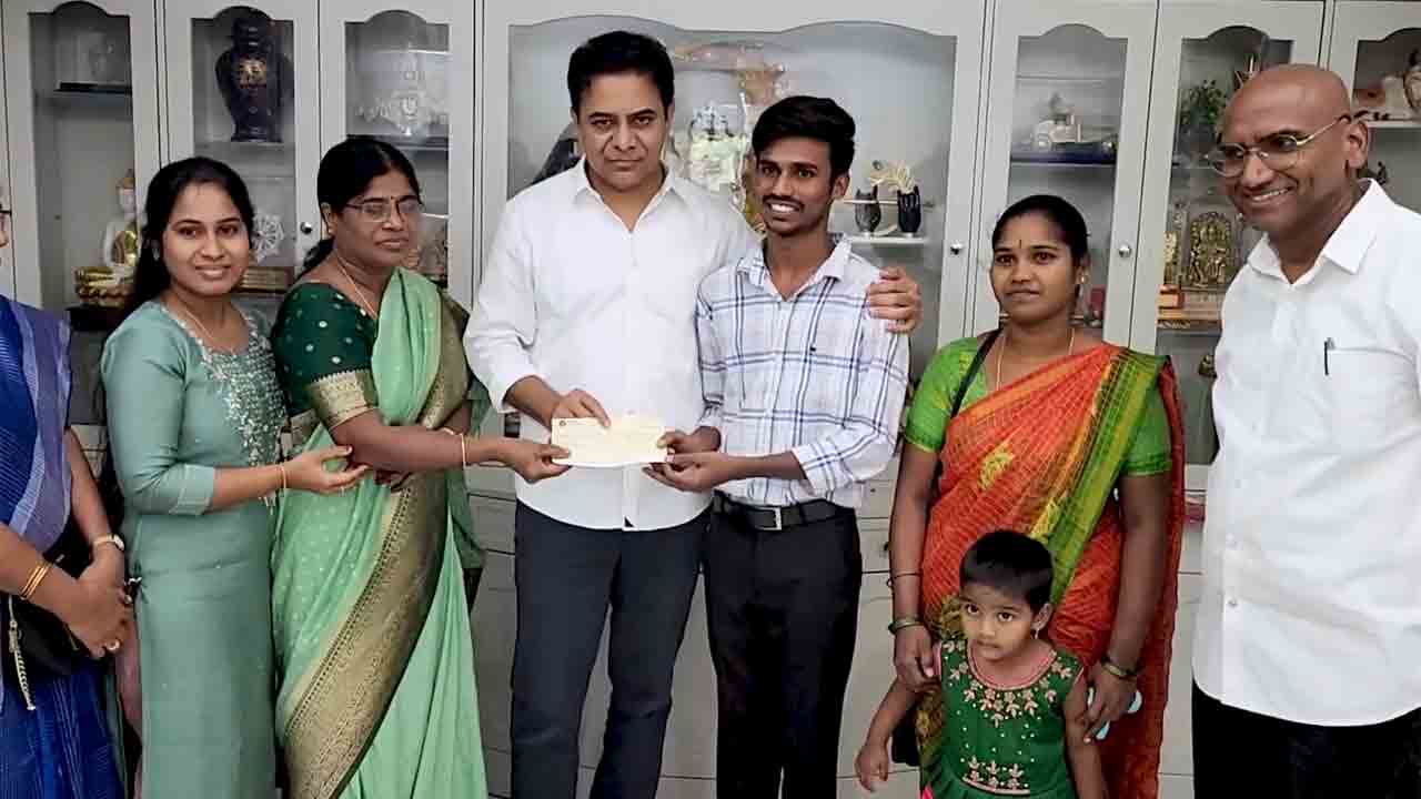 Gift a Smile | కేటీఆర్ గిఫ్ట్ ఏ స్మైల్కు విశేష స్పందన.. పేద ఎంబీబీఎస్ విద్యార్థికి ఆర్థిక సాయం