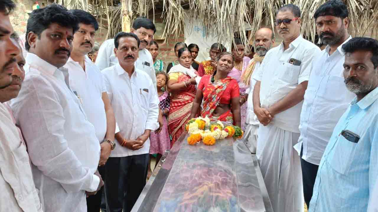 బుడిగ లచ్చయ్య మృతి బాధాకరం : మాజీ ఎమ్మెల్యే రవీంద్ర కుమార్