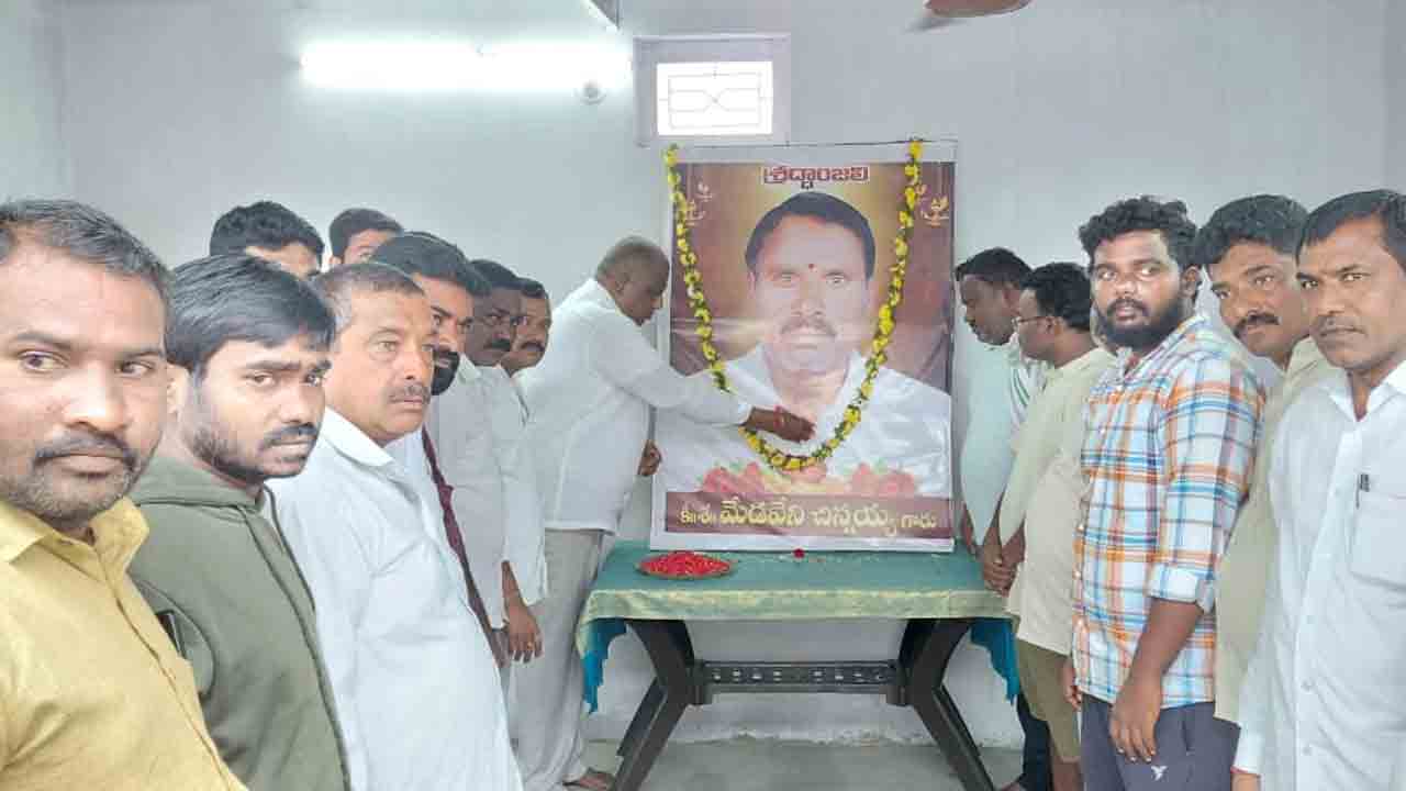 ధర్మారం మాజీ వైస్ ఎంపీపీని పరామర్శించిన మంత్రి అడ్లూరి లక్ష్మణ్ 