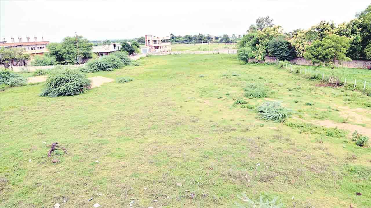 అర్చకుల భూమినీ వదల్లేదు !