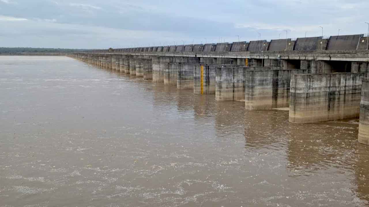 Lakshmi Barrage | లక్ష్మీ బరాజ్‌కు భారీగా వరద.. లోతట్టు గ్రామాలకు హెచ్చరికలు జారీ
