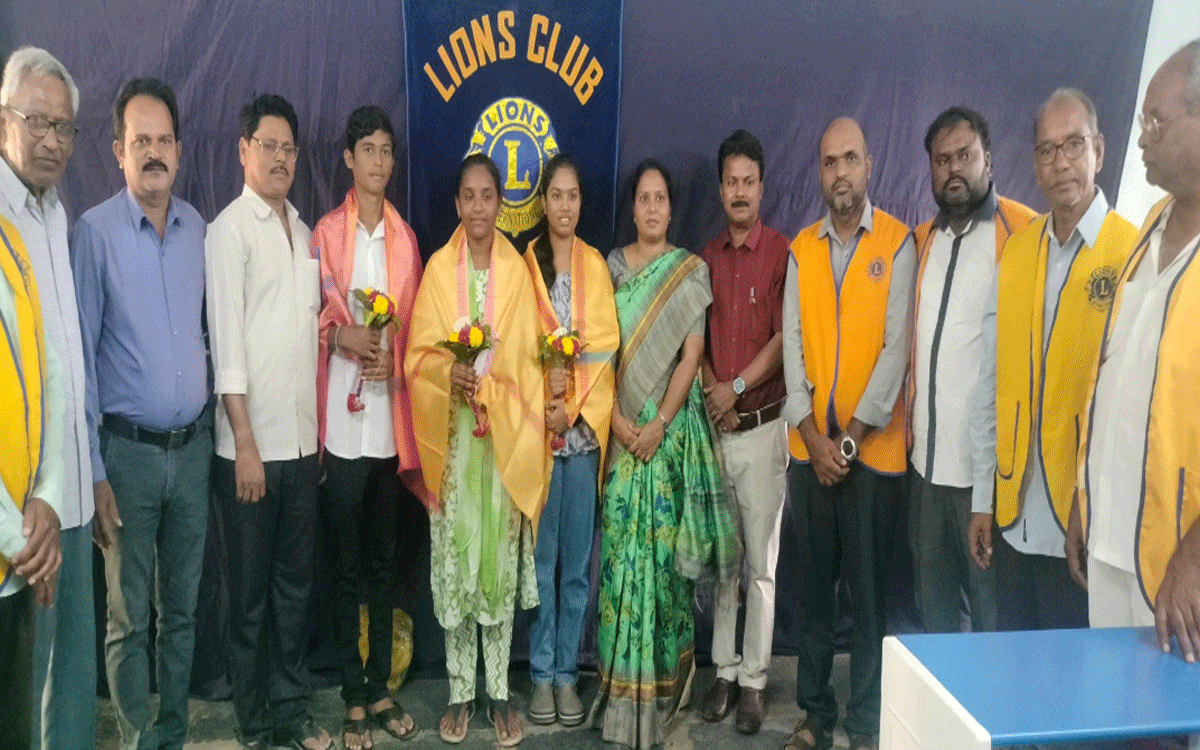 Nereducherla : ఐఐటీలో ప్ర‌వేశాలు పొందిన విద్యార్థులకు లయన్స్ క్లబ్ సన్మానం