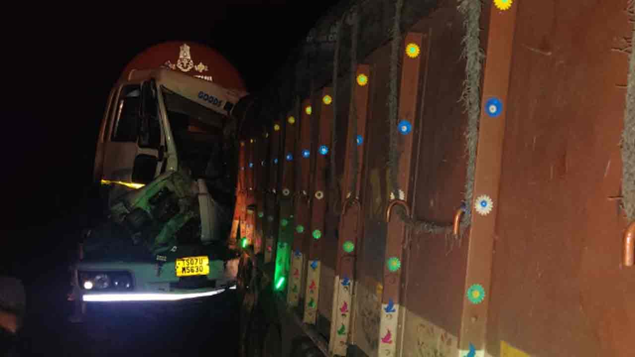 Marikal | ఆగి ఉన్న లారీని ఢీకొట్టిన కంటైన‌ర్.. ఒక‌రు మృతి