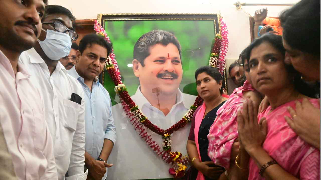 మదన్‌లాల్‌ కుటుంబానికి అండగాఉంటాం: కేటీఆర్‌