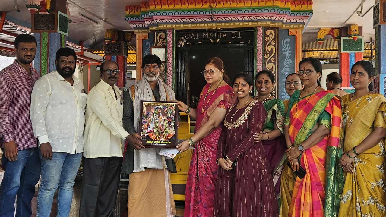 మాదన్నపేట నల్లపోచమ్మ తల్లికి బంగారు పుస్తెలు బహుకరణ