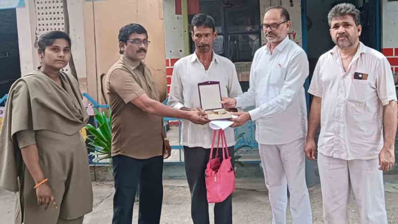 RTC Driver | నిజాయితీ చాటుకున్న మధిర డిపో ఆర్టీసీ డ్రైవర్