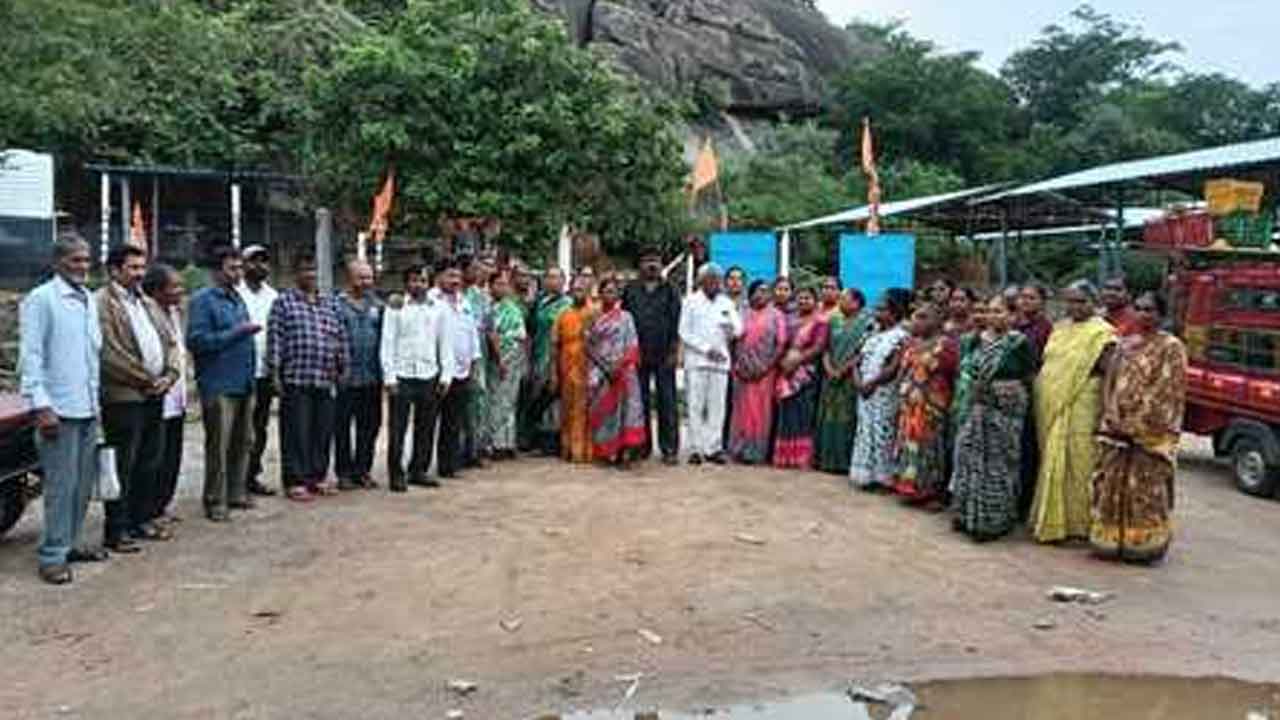 Small traders | సమస్యల పరిష్కరించాలని చిరు వ్యాపారుల ఆందోళన