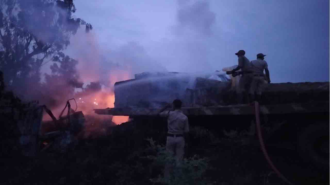 Road Accident | మరిపెడ సమీపంలో రెండు లారీలు ఢీ.. ముగ్గురు సజీవదహనం