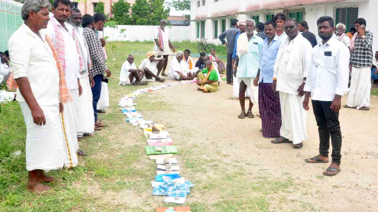 Urea Shortage | యూరియా కోసం పడిగాపులు.. మళ్లీ పాతరోజులు వచ్చాయంటున్న రైతులు