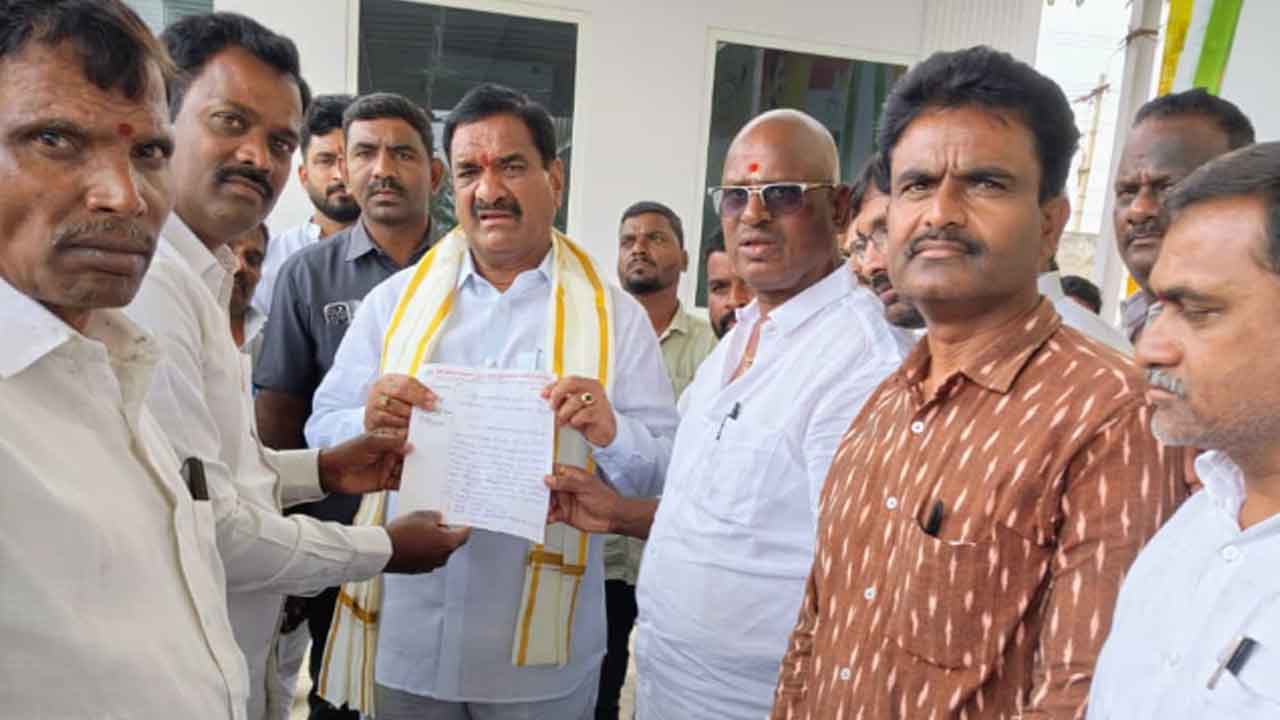 కాలనీలో నెలకొన్న సమస్యలు పరిష్కరించాలని ఎమ్మెల్యే రంగారెడ్డికి వినతి